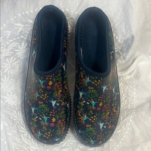 Western Chief Hummingbird Floral Navy Blue Gardening Clogs Size 8